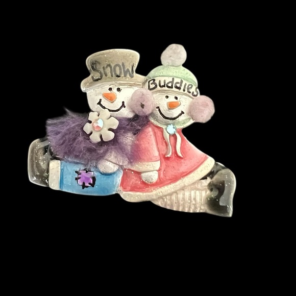 Vintage brooch snow bodies Enamel & pewter signed AJMC - Picture 1 of 6